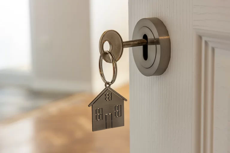 mortgage saving experts door with house key